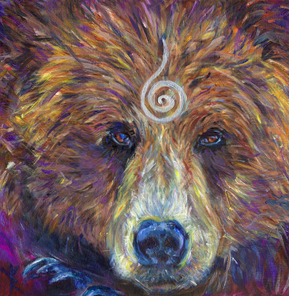 The head of a bear looking directly at the viewer. A pale-coloured spiral is coiled at their forehead, opening upwards. Their fur is a mixture of reds, golds and browns, with a pale snout.