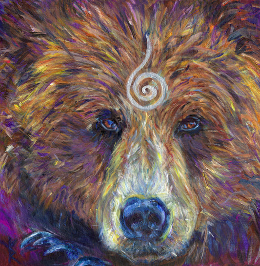 The head of a bear looking directly at the viewer. A pale-coloured spiral is coiled at their forehead, opening upwards. Their fur is a mixture of reds, golds and browns, with a pale snout.